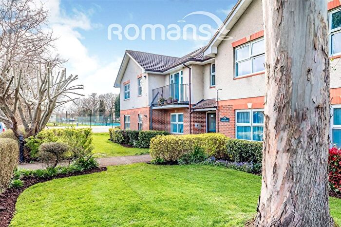 2 Bedroom Flat For Sale In Vesey Close, Farnborough, Hampshire, GU14