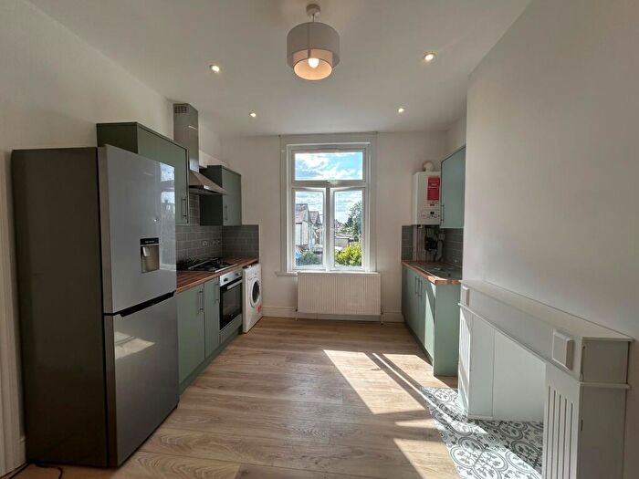 3 Bedroom Flat To Rent In Cranbrook Road, Ilford, IG1