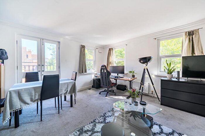 2 Bedroom Maisonette For Sale In Finchley Road, Hampstead, NW3