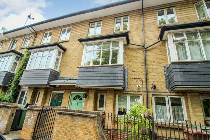 3 Bedroom Town House To Rent In Birch Grove, Leytonstone, London, E11