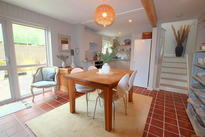 2 Bedroom Cottage To Rent In North Street, Braunton, EX33