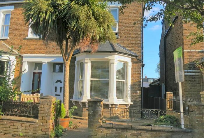1 Bedroom Flat To Rent In Clifton Road, Teddington, TW11