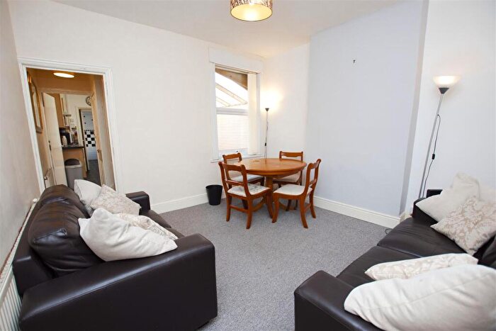 4 Bedroom House To Rent In Warwards Lane, Birmingham, West Midlands, B29