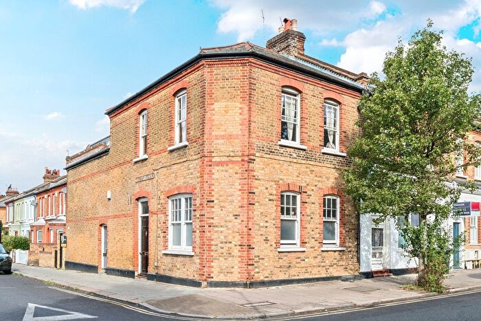 2 Bedroom Flat For Sale In Thornbury Road, London, SW2