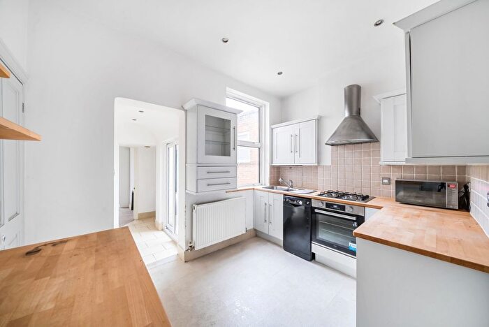 2 Bedroom Flat To Rent In Wilton Road, London, N10