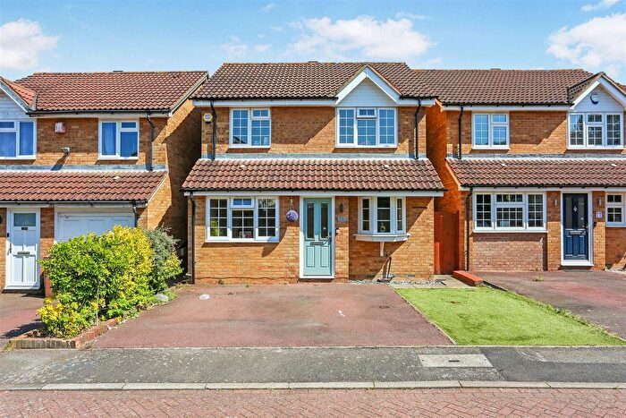 3 Bedroom Detached House To Rent In Groveside Close, Carshalton, SM5