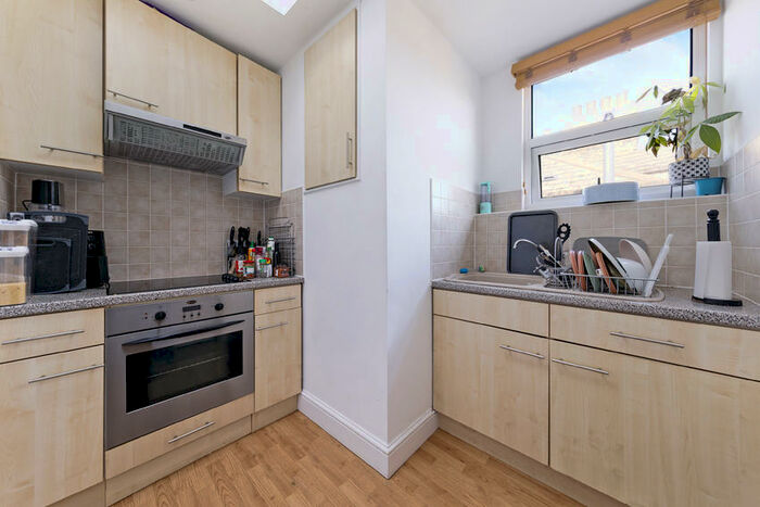 2 Bedroom Apartment To Rent In The Gardens, East Dulwich London, SE22