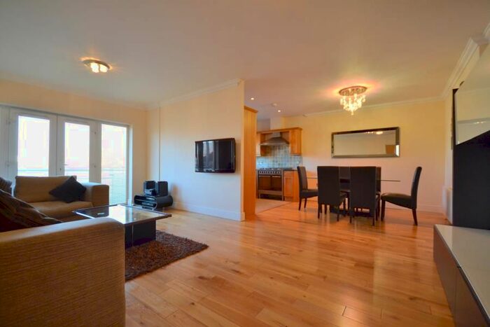 2 Bedroom Flat To Rent In Hartnell Court, Ballards Lane, London, N3