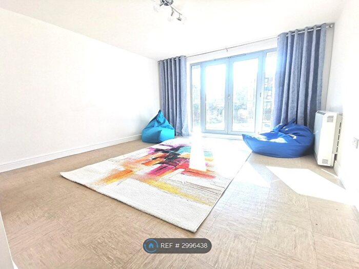 2 Bedroom Flat To Rent In Kelvin Gate, Bracknell, RG12