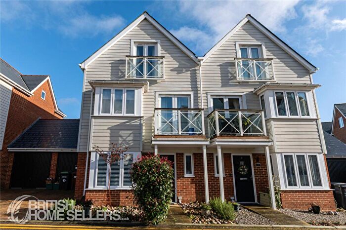 4 Bedroom Semi Detached House For Sale In Wingate Close, Snodland, Kent, ME6