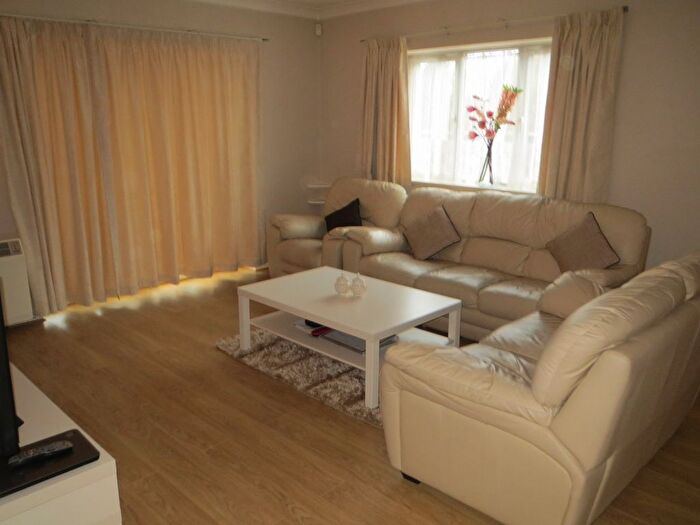 2 Bedroom Bungalow For Sale In Oakley Court, Hayes, UB3