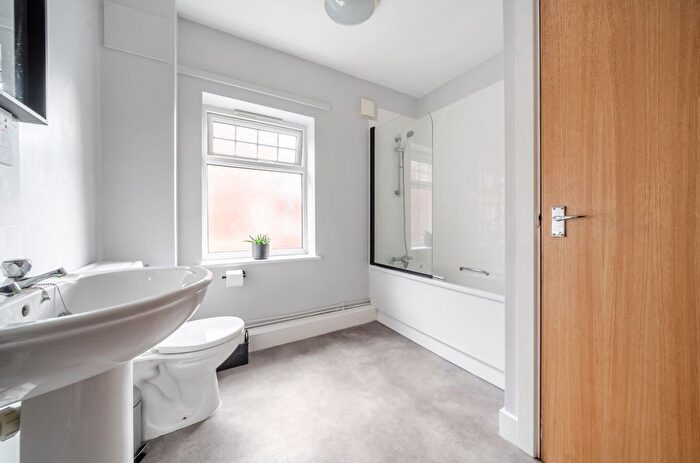 1 Bedroom Flat For Sale In Hill Lane, Shirley, Southampton, Hampshire, SO15