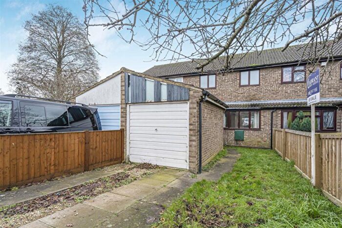 3 Bedroom Semi-Detached House For Sale In Wear Road, Bicester, OX26