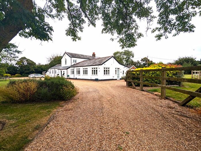 2 Bedroom Semi-Detached Bungalow For Sale In Cherry Tree Lane, Hemel Hempstead, HP2