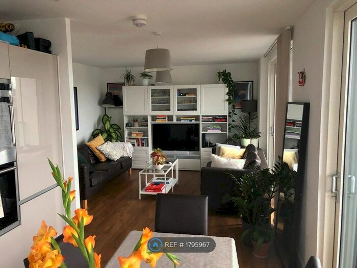 3 Bedroom Flat To Rent In Sledge Tower, London, E8