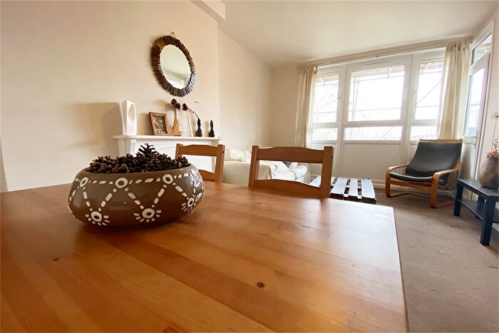 3 Bedroom Flat To Rent In Searles Close, London, SW11