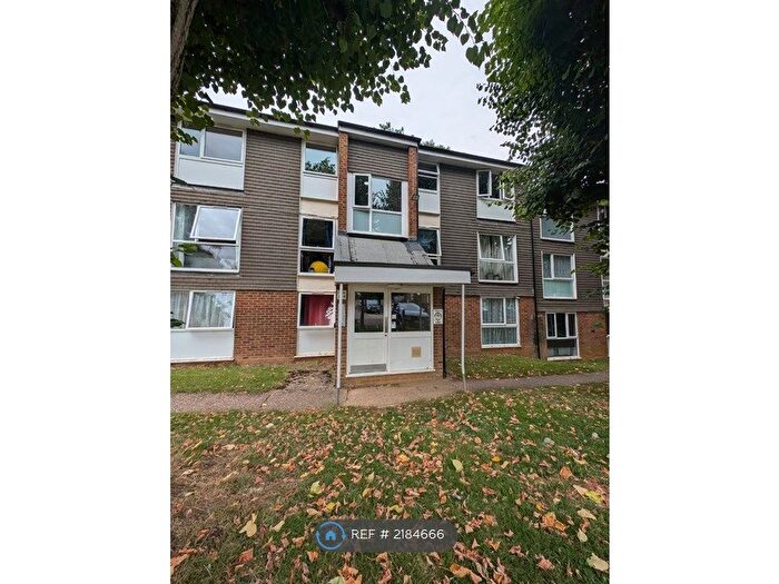 3 Bedroom Flat To Rent In Cuffley Court, Hemel Hempstead, HP2