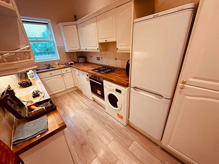 3 Bedroom Flat To Rent In Friern Park, London, N12