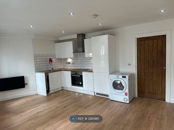3 Bedroom Flat To Rent In Carlton Square, Carlton, Nottingham, NG4
