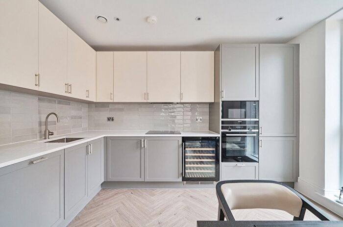 2 Bedroom Flat For Sale In Fellowes Rise, Winchester, Hampshire, SO22