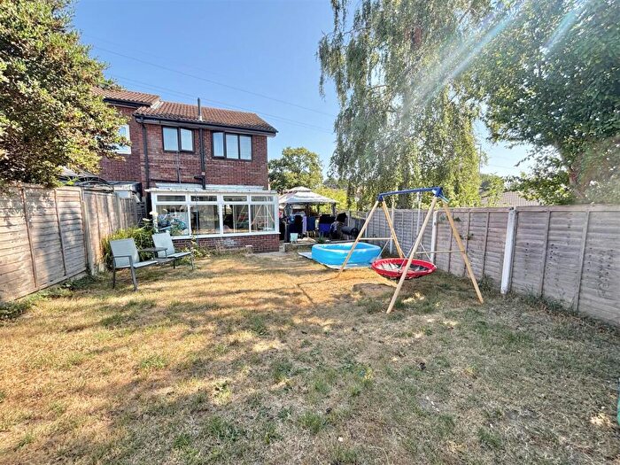 3 Bedroom End Of Terrace House For Sale In Sycamore Close, Creekmoor, BH17 - Photo 2