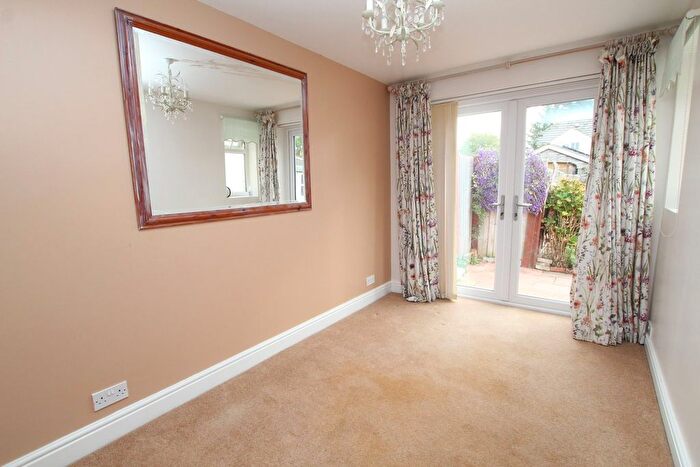 2 Bedroom Semi-detached Bungalow For Sale In Sheep Walk, Shepperton, TW17