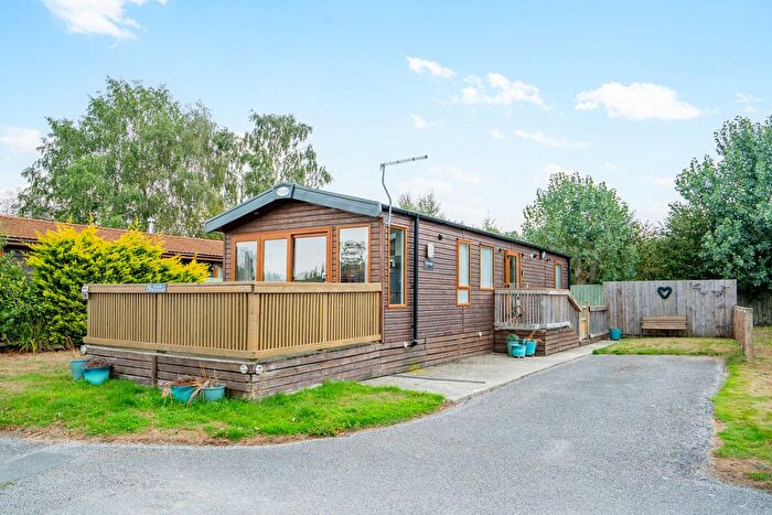 2 Bedroom Park Home For Sale In Hull Road, Wilberfoss, YO41
