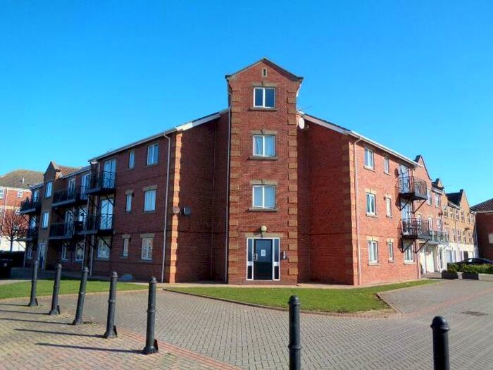 3 Bedroom Flat To Rent In Lockkeepers Court, Hull, HU9
