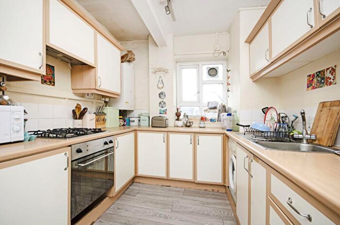 3 Bedroom Flat To Rent In Jackman Street, Hackney, London, E8