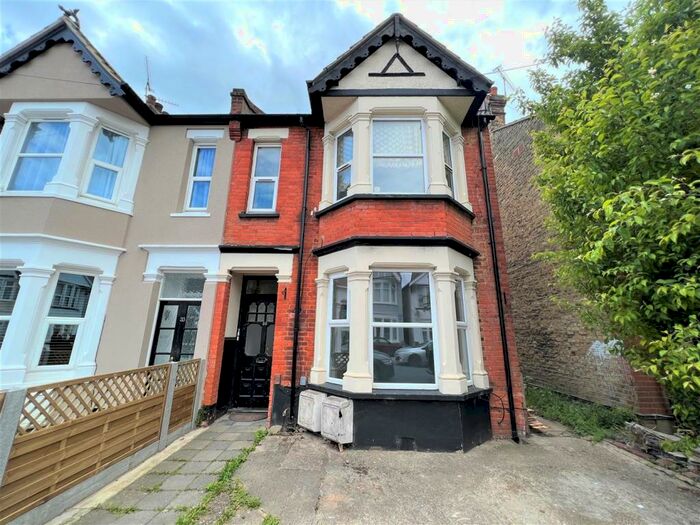2 Bedroom Flat To Rent In Claremont Road, Westcliff-On-Sea, SS0