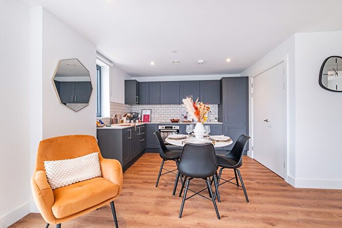 2 Bedroom Flat To Rent In Garden Boulevard, Maidenhead, SL6