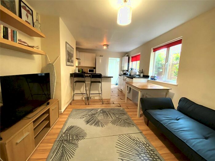 2 Bedroom Flat To Rent In Strathlaven Road, London, SW2