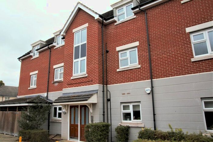 2 Bedroom Flat To Rent In Aldenham Close, Slough, SL3