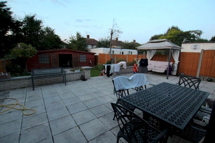 1 Bedroom Semi-Detached Bungalow To Rent In Basildon Avenue, Ilford, Clayhall, Barkingside, Ig6