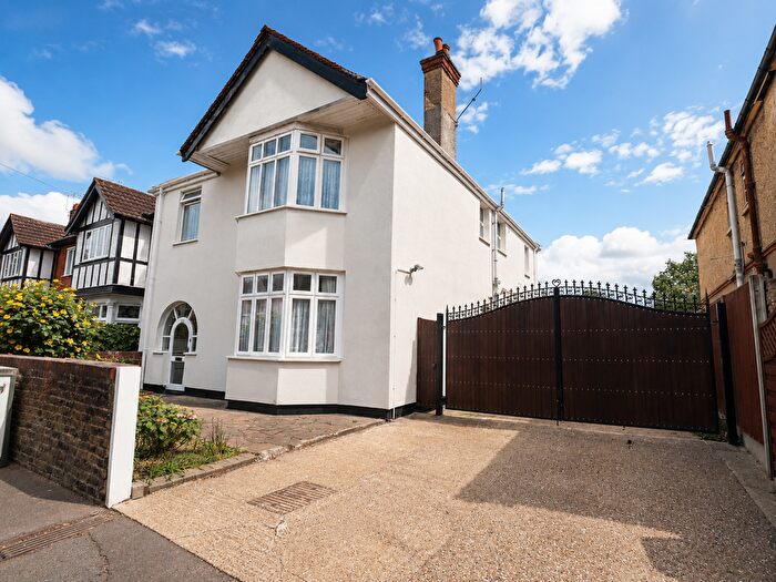 4 Bedroom Detached House For Sale In Mildred Avenue, Watford, WD18