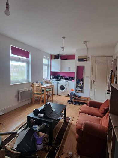 Studio To Rent In Hendon Way, Barnet, London, NW2