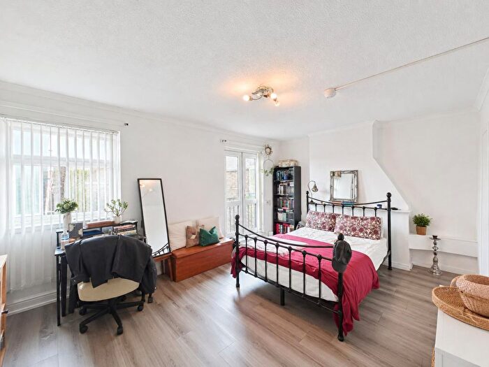 4 Bedroom Flat To Rent In Gale Street, London, E3