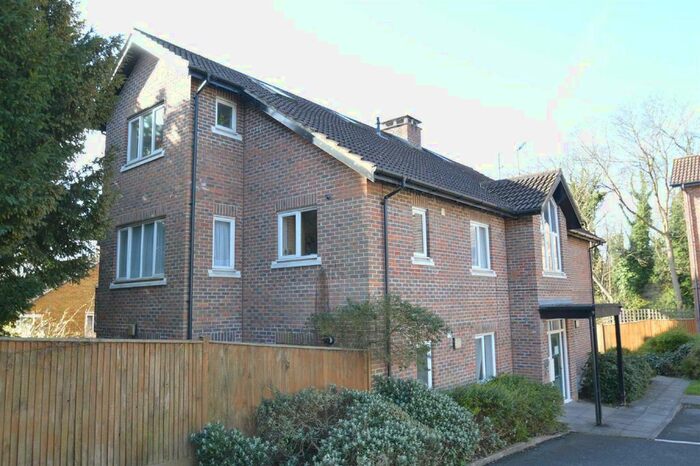 1 Bedroom Flat To Rent In Whitethorn Avenue, Coulsdon CR5