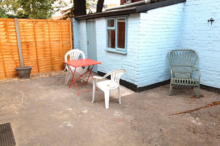 3 Bedroom Flat To Rent In Elm Grove, Kilburn, London, NW2