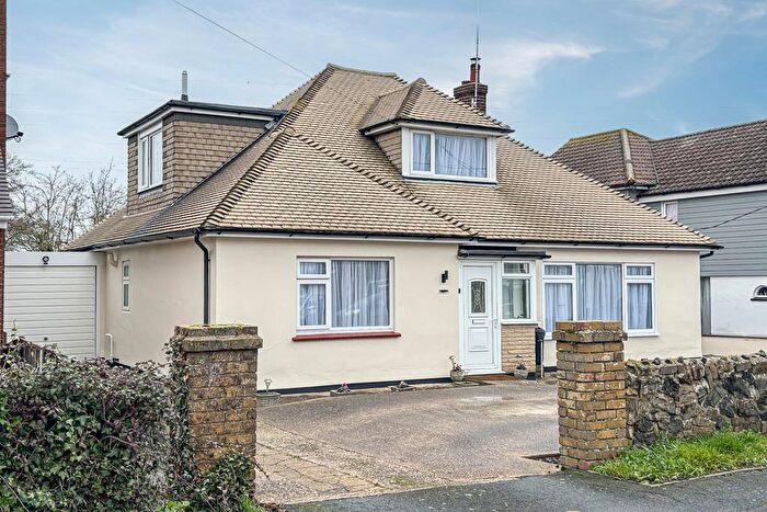 4 Bedroom Chalet For Sale In Lingfield Drive, Rochford, SS4