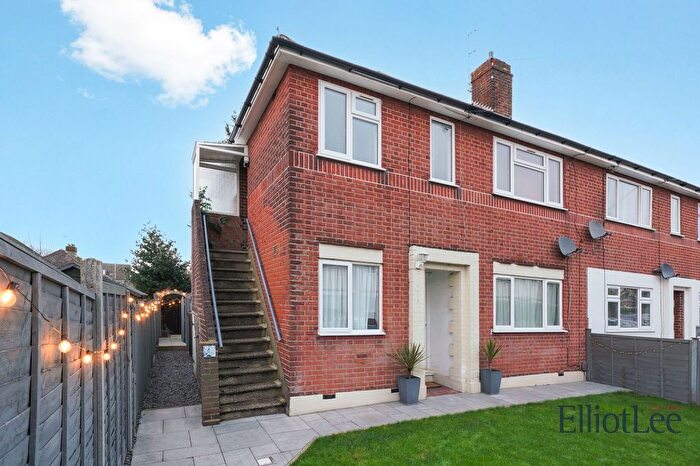 2 Bedroom Maisonette To Rent In Northdown Close, Ruislip, HA4