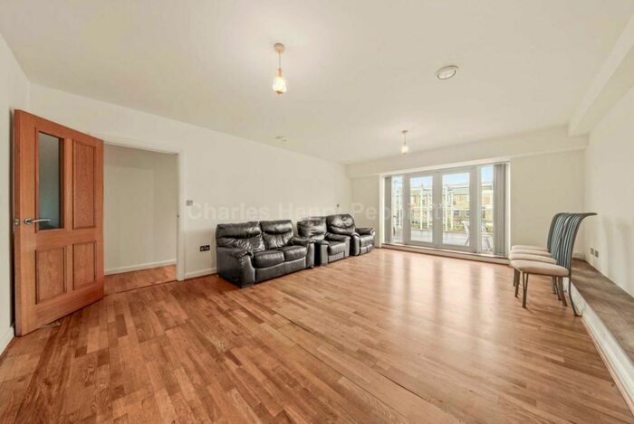2 Bedroom Apartment To Rent In Greens End, Woolwich, SE18
