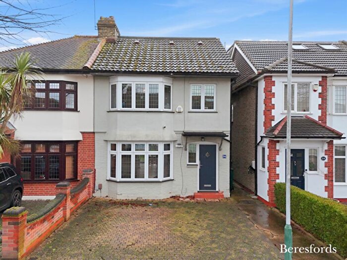 4 Bedroom Semi Detached House For Sale In Wayside Avenue, Hornchurch, RM12