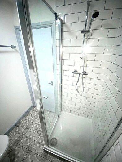 1 Bedroom Flat To Rent In Flat, Portland Street, - Bed, LN5