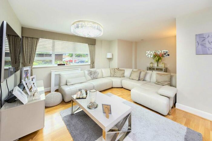 3 Bedroom Flat To Rent In Heathcroft, London, W5