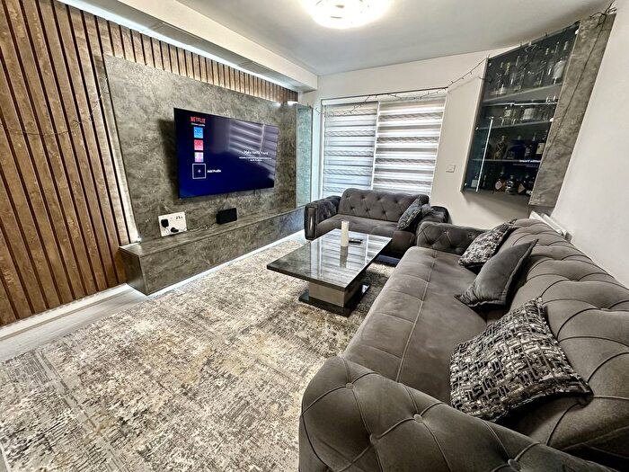 2 Bedroom Flat To Rent In Spa House, Varcoe Gardens, Hayes, UB3