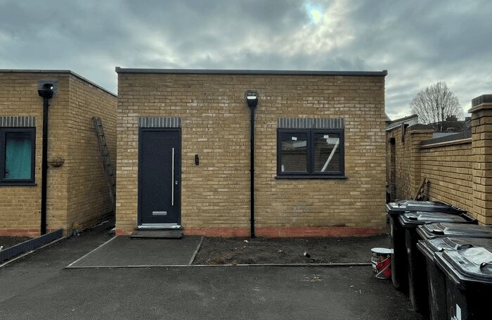 2 Bedroom Detached Bungalow To Rent In Norwood Road, Southall, UB2