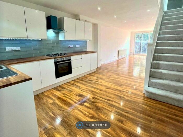 2 Bedroom Terraced House To Rent In Vineyard Close, Catford, London, SE6