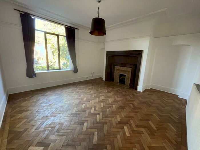 2 Bedroom Flat To Rent In The Grange, Otley Road, Leeds, LS16