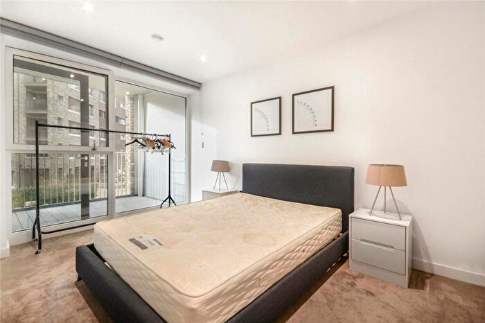 1 Bedroom Flat To Rent In Walworth Square, Elephant And Castle, London, SE17